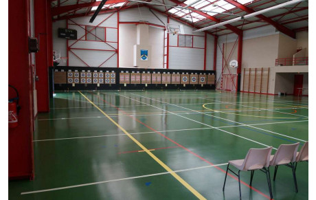 Entrainements adultes et jeunes en salle .